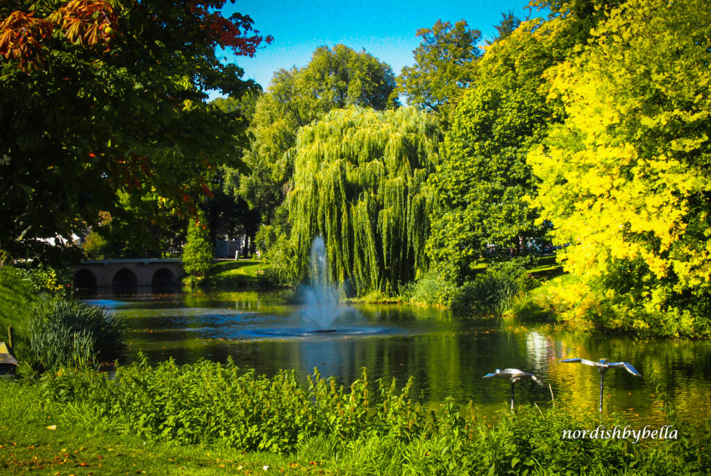 Park mit See in Goes und der Ganzepoortbrug