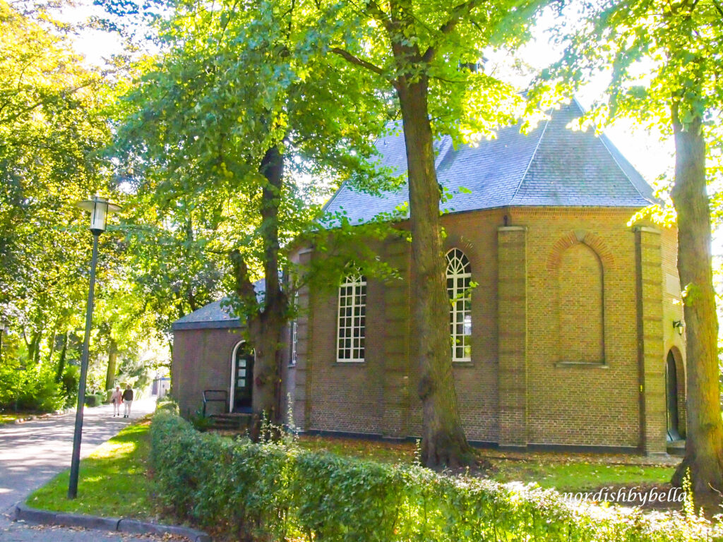 Seitenansicht der Van-Gogh-Kirche in Nuenen