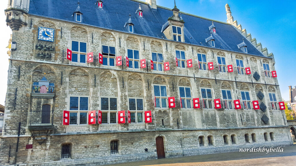 Seitenansicht am Rathaus von Gouda