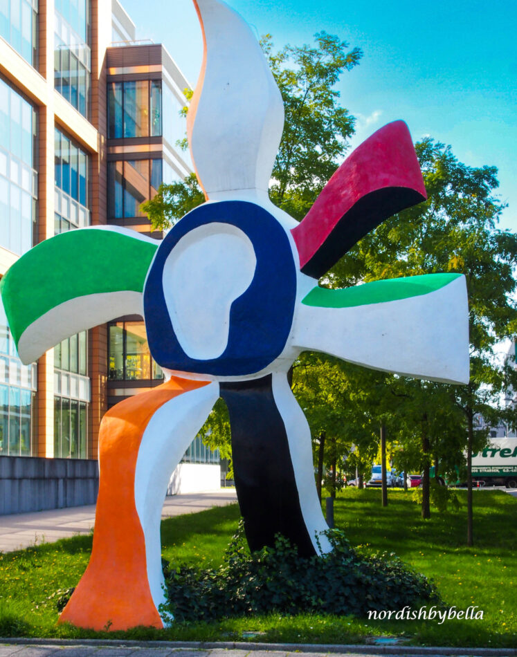 La Grande Fleur Qui Marche (Skulptur von Fernand Léger)