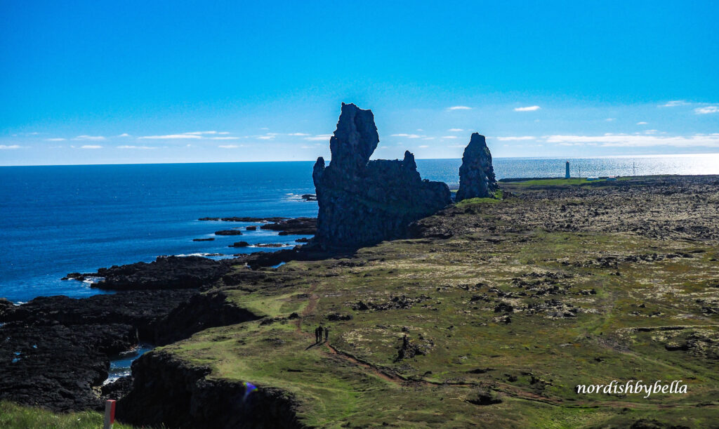 Lóndrangar mit Wanderweg