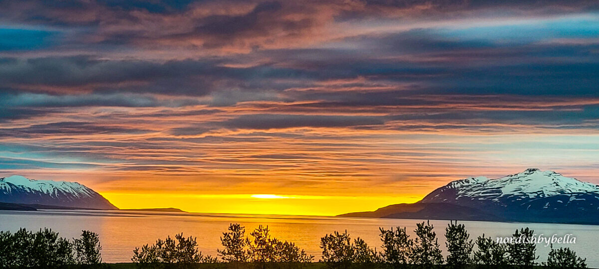 Beginnender Sonnenuntergang über dem Eyjafjörður