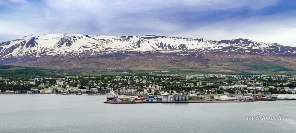 Sicht auf Akureyri vom anderen Ufer