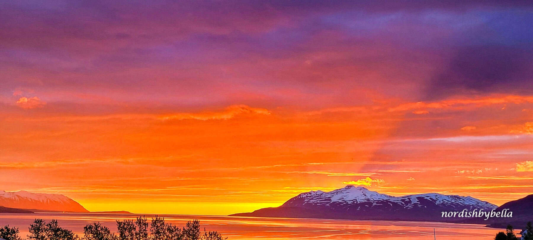 Sonnenuntergang gegen Mitternacht - Sonne ist hinter dem Berg verschwunden