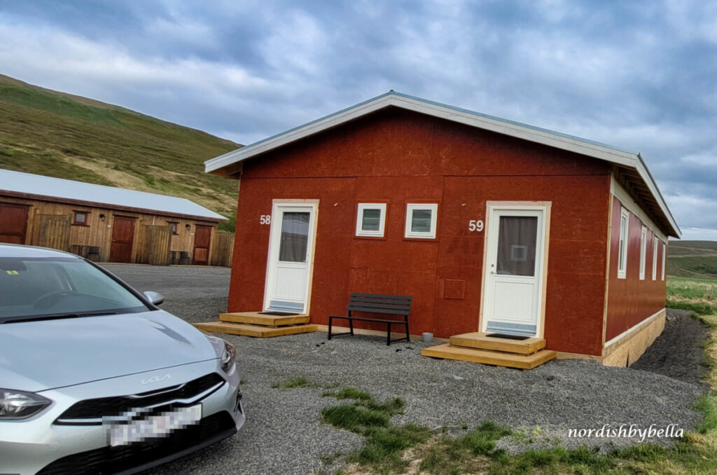 Unser Auto parkt vor unserer Unterkunft in Brekka, einem roten Holzhaus.