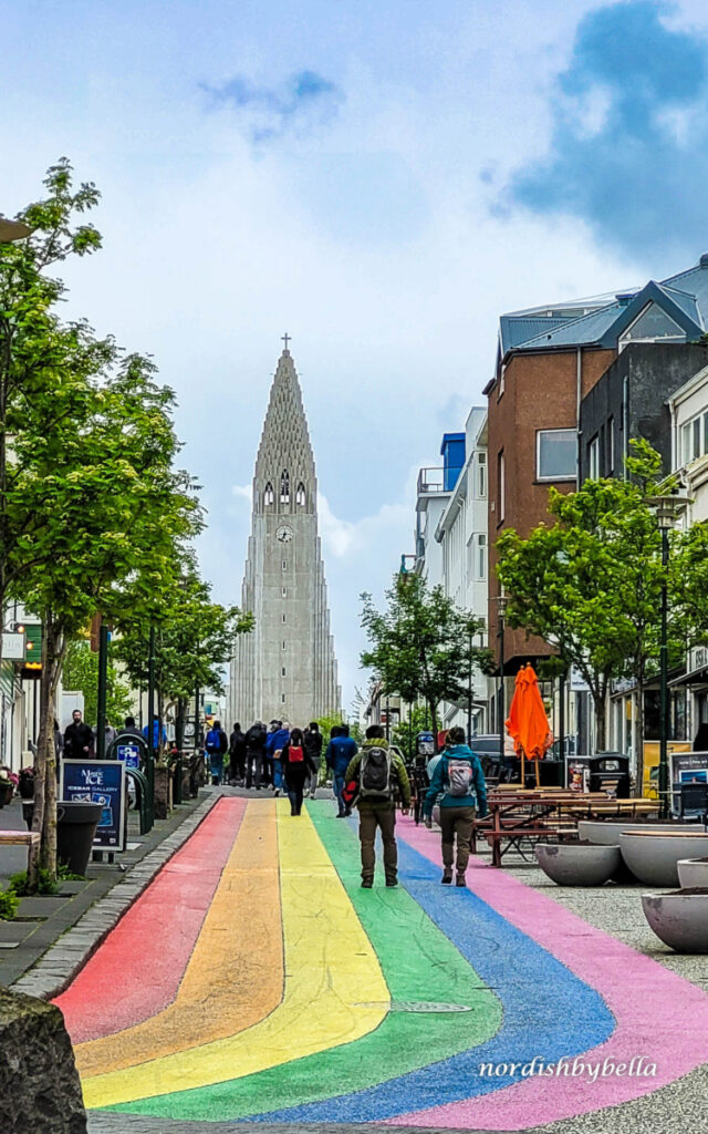 Skólavörðustígur, die erste Regenbogenstraße, mit der Hallgrímskirkja, das Wahrzeichen von Reykjavik