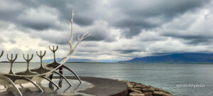 Sun Voyager mit Blick auf den Fjord