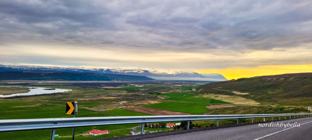 Landschaftsfotografie auf ein isländisches Tal in dem unsere Unterkunft, das Guesthouse Brekka sich befindet