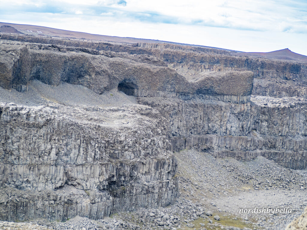 Basaltartige Felswände am Dettifoss