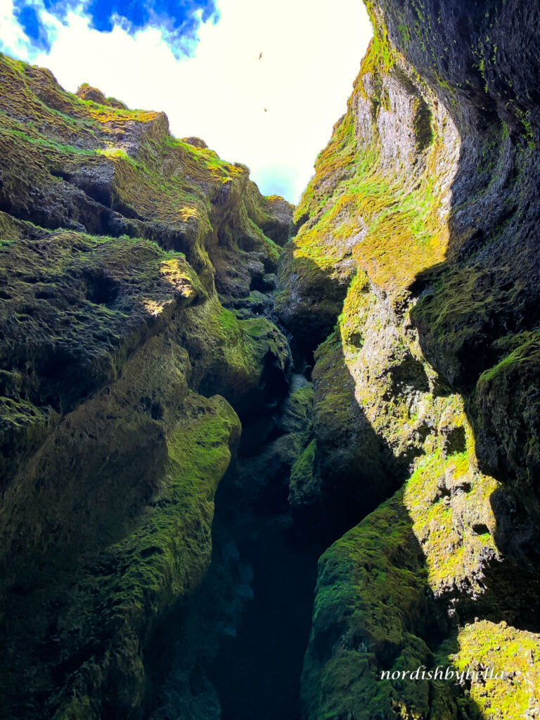 Blick in den Himmel aus der Rauðfeldsgjá-Schlucht