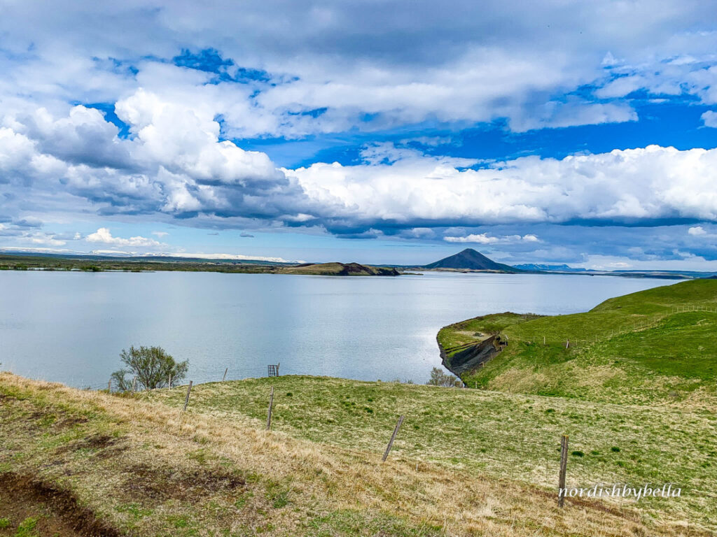 Blick vom Pseudokrater auf den Mývatn-See