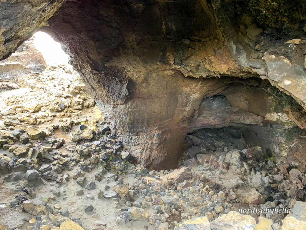 Felsformation in Dimmuborgir, die als Kathedrale benannt wird