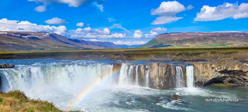 Goðafoss mit Regenbogen