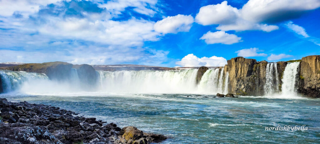 Goðafoss von der Wasserkante