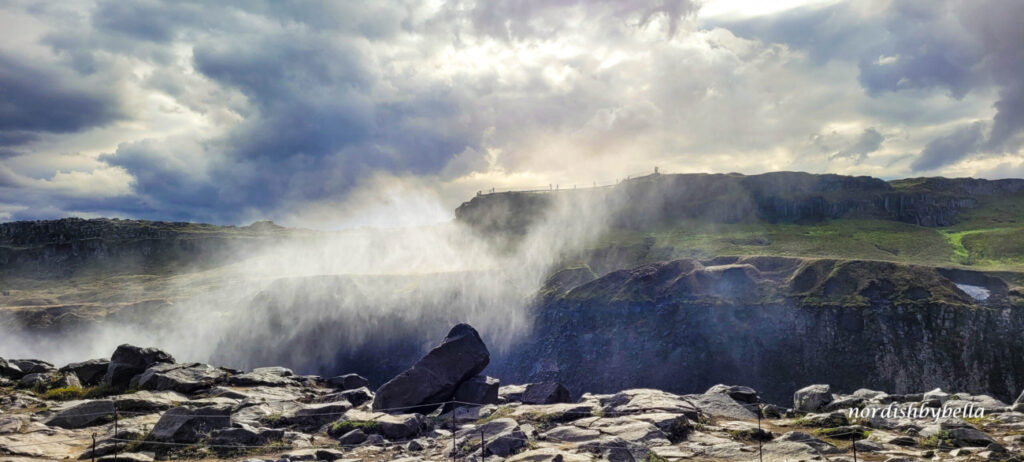 Ein V in Form von Wasserdampf über der Schlucht beim Dettifoss