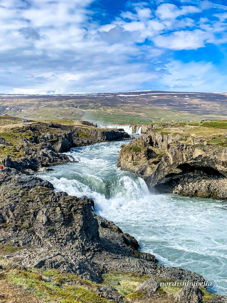 Der Fluss Skjálfandafljót mit dem Goðafoss im Hintergrund