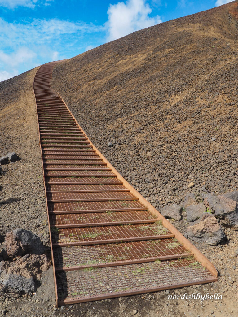 Stahltreppe, die uns auf den Krater führt