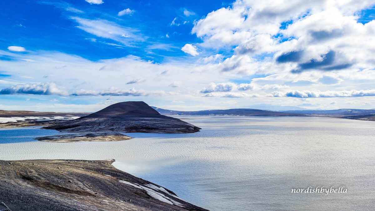 Fotografie vom Hálslón-Stausee, einem Stausee am Kraftwerk. Er bedeckt eine weite Fläche von dem Gebiet des Hochlands