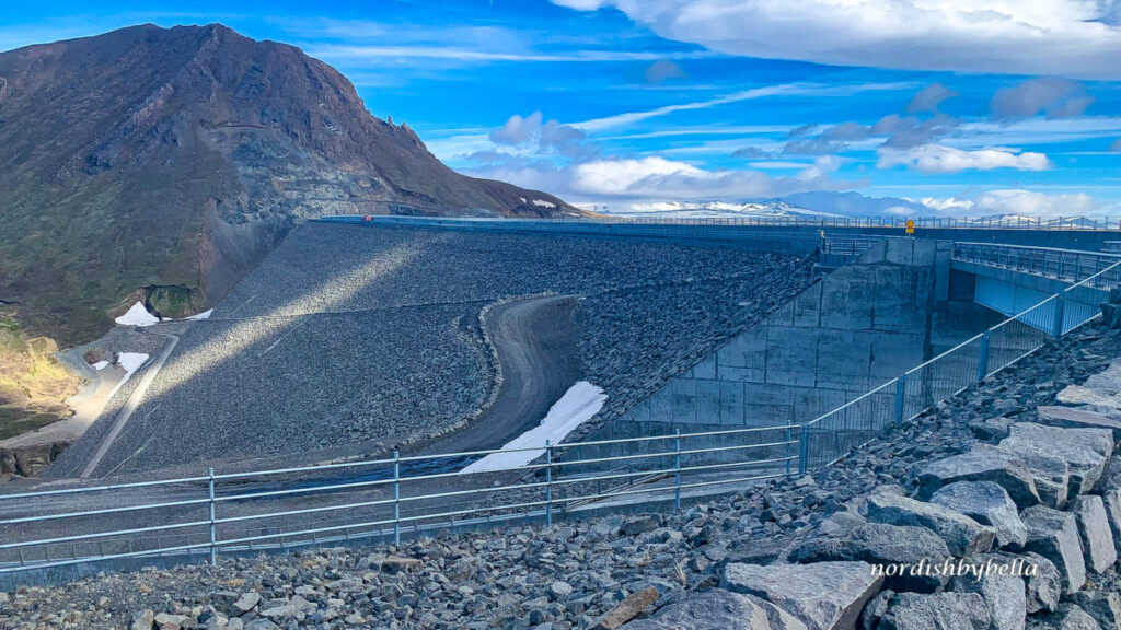 Kárahnjúkar-Damm von der Schluchtseite aus fotografiert