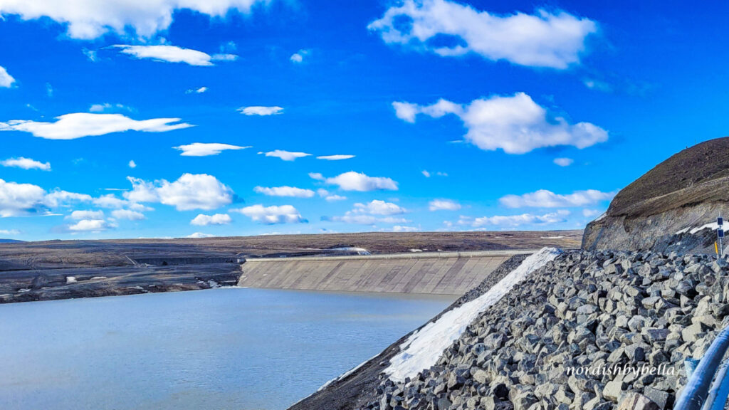 Kárahnjúkar-Damm von der Seite des Wasserreservoirs aus fotografiert