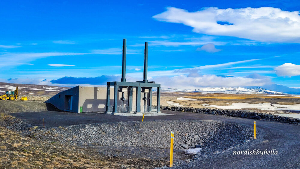 Stromhaus des Kárahnjúkar-Kraftwerks inmitten der öden Hochlandschaft