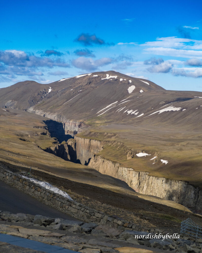 Breite und tiefe Kárahnjúkar-Schlucht mit Berg im Hintergrund