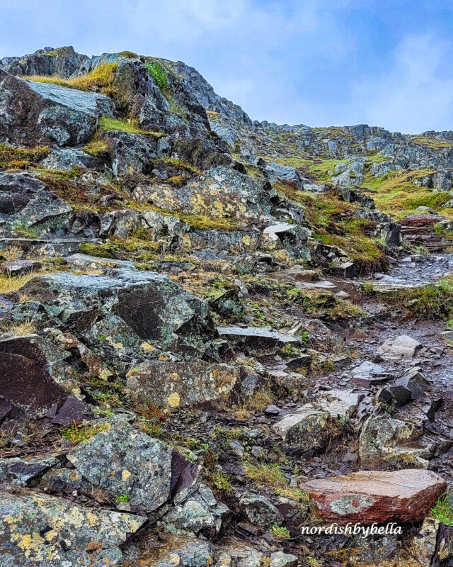 Aufstiegsweg auf Felsen der Álfaborg