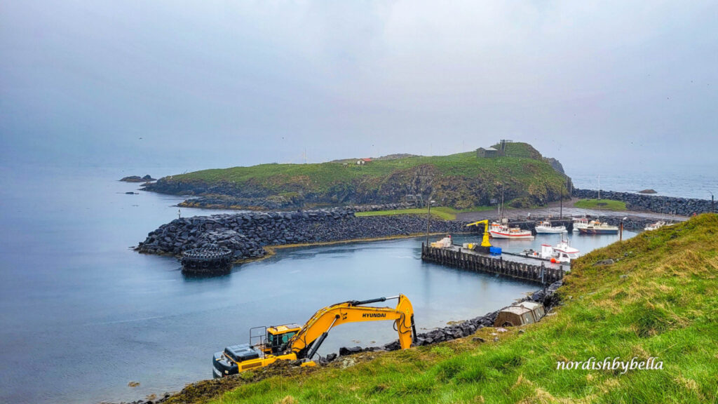 Sicht auf die Insel Hafnarhólmi und der Hafen