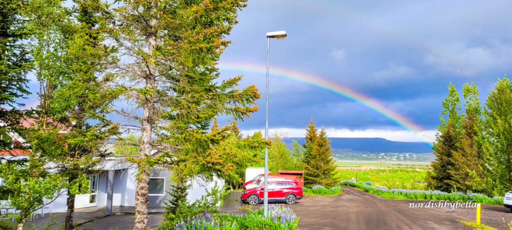 Regenbogen über dem Hotel Eyvindará bei Egilsstaðir