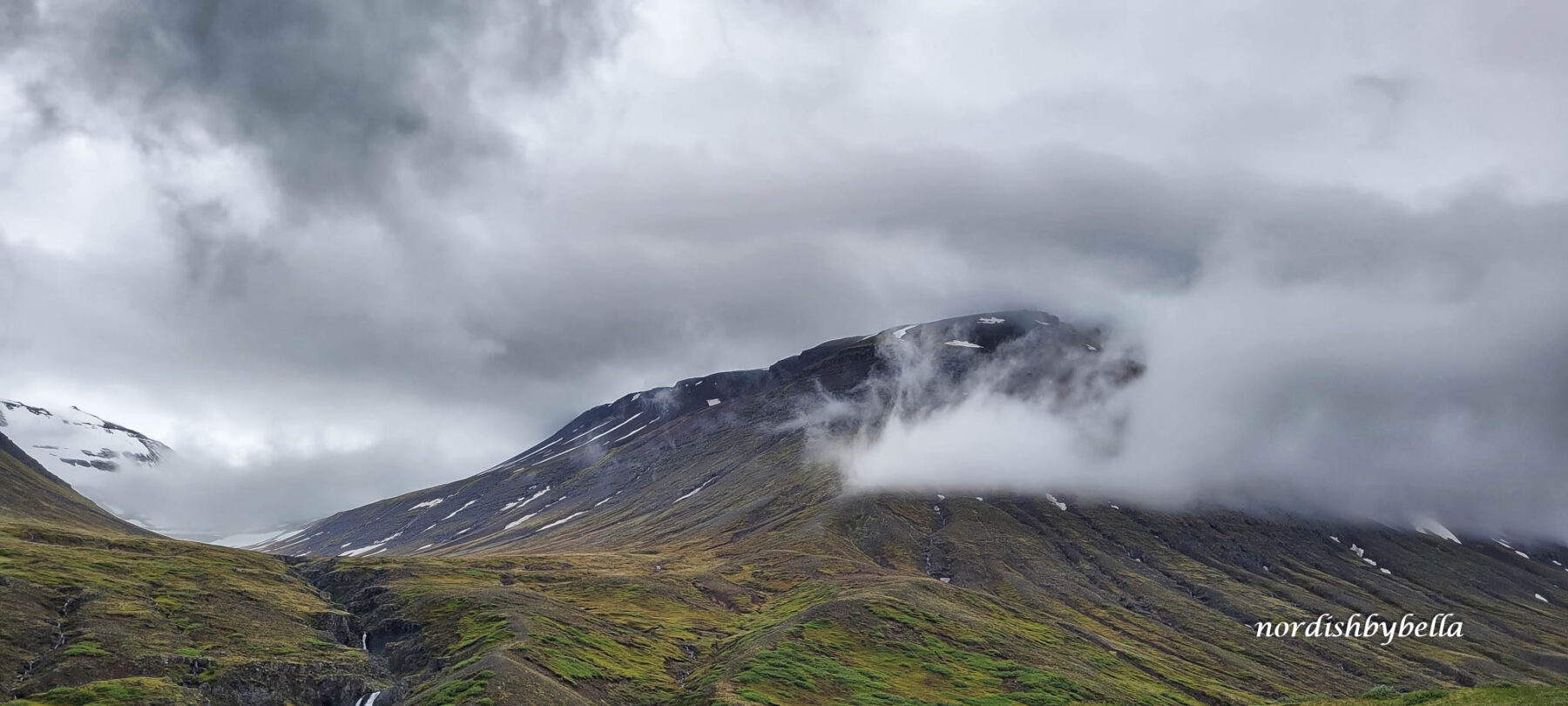 Berg mit tief hängenden Wolken