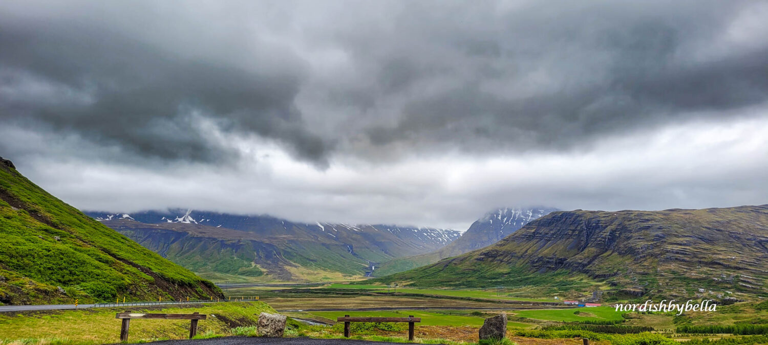 Blick auf Berge, deren Gipfel in tief hängenden Wolken liegen