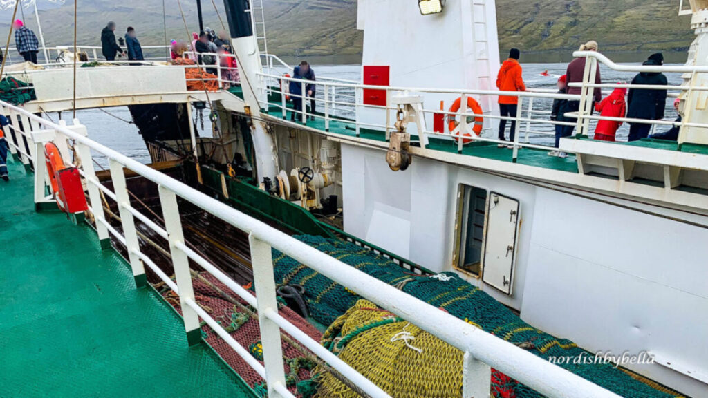 Menschen auf einem Fischtrawler beim Festival des Meeres