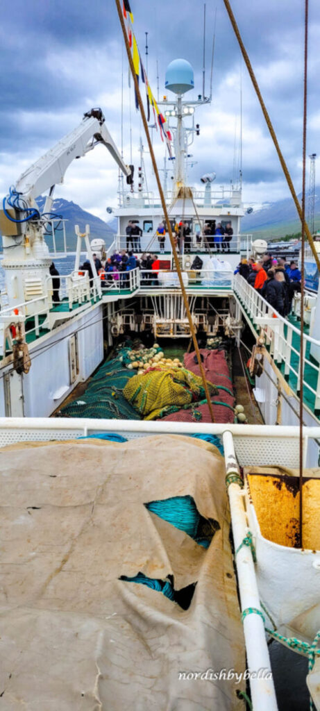 Bild längsseits des Fischtrawlers mit Blick auf die Brücke