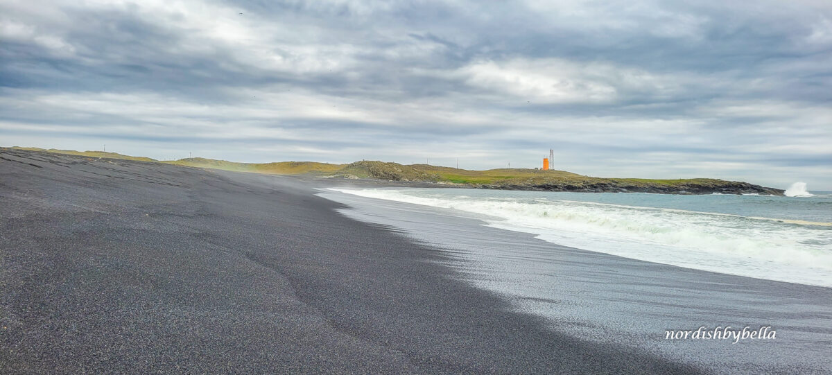 Der Strand am Naturreservat Hvalnes mit Leuchtturm