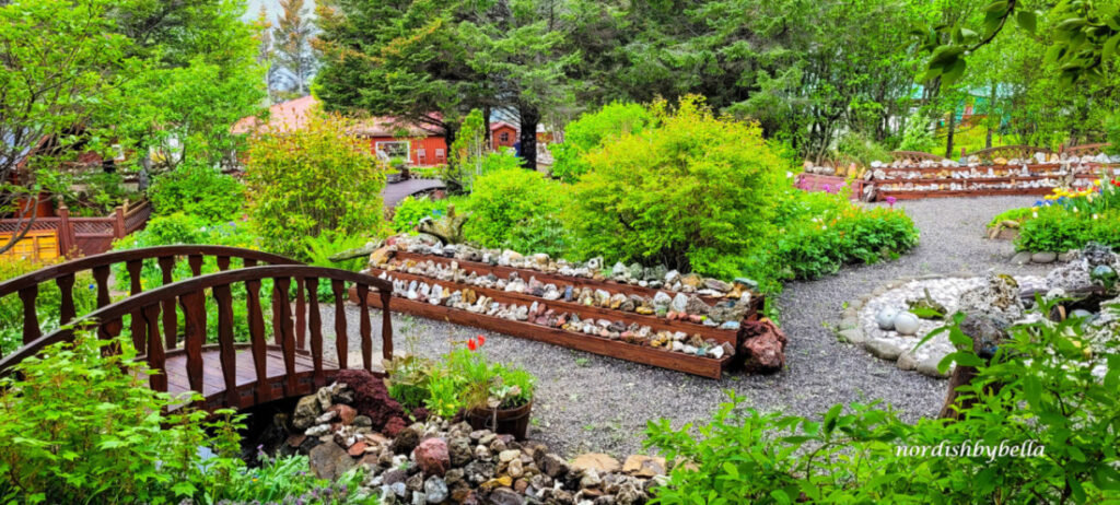 Garten mit einer sehr großen Steinsammlung