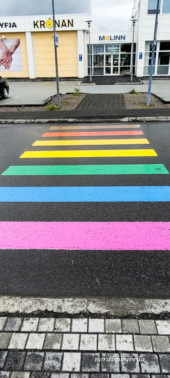 Regenbogenfarbener Fußgängerüberweg in Reyðarfjörður