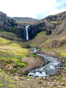 Ein Wasserfall im Südosten Islands