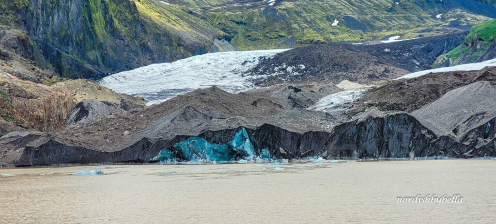 Am Ende des Falljokull schmilzt das Eis und bildet eine Gletscherlagune