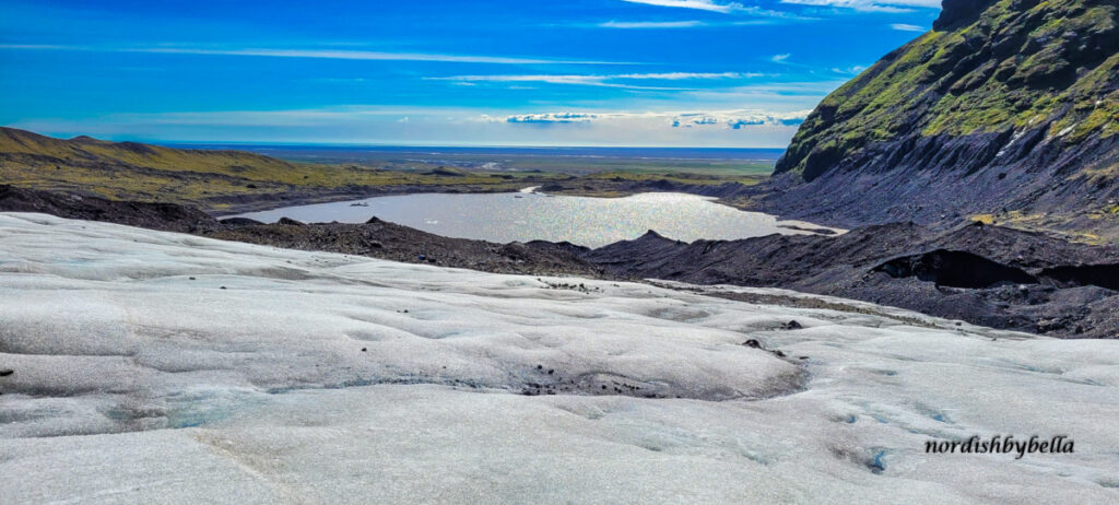 Ausblick vom Falljokull auf den See und das Meer