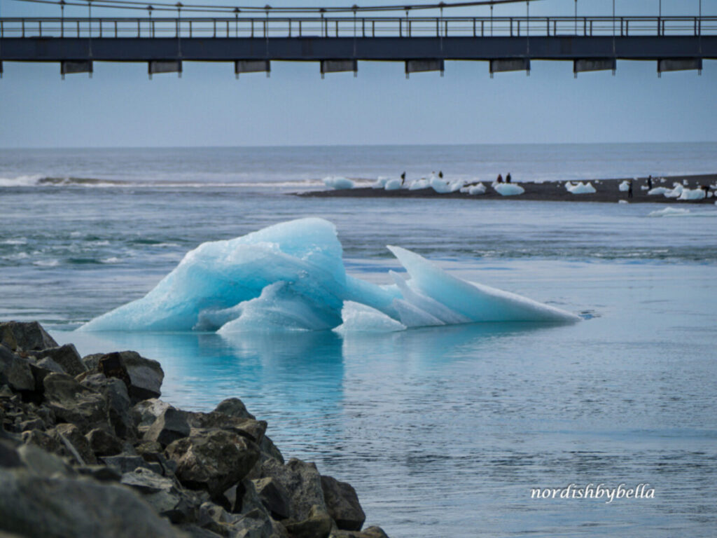 Eisbrocken, der mit der Strömung ins Meer schwimmt