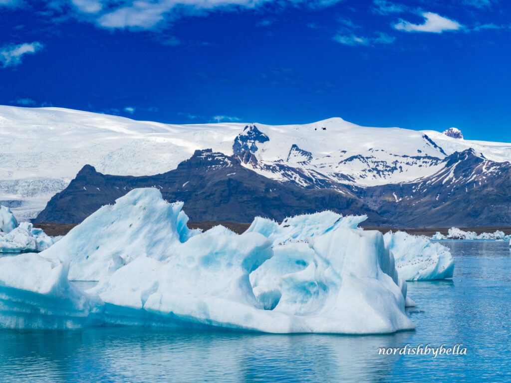 Schwimmende Eisberge auf der Gletscherlagune Jökulsárlón