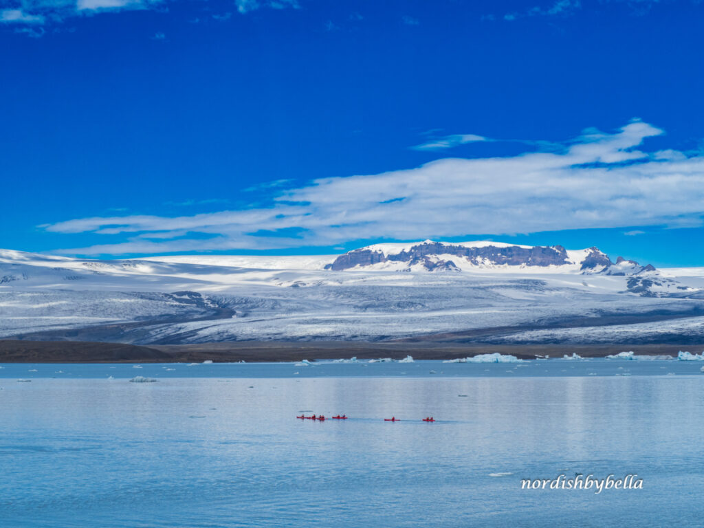 Gruppe in roten Kanus auf der Lagune Jökulsárlón