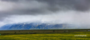 Blick auf den Eyjafjöll, dessen Spitze in Wolken versunken ist