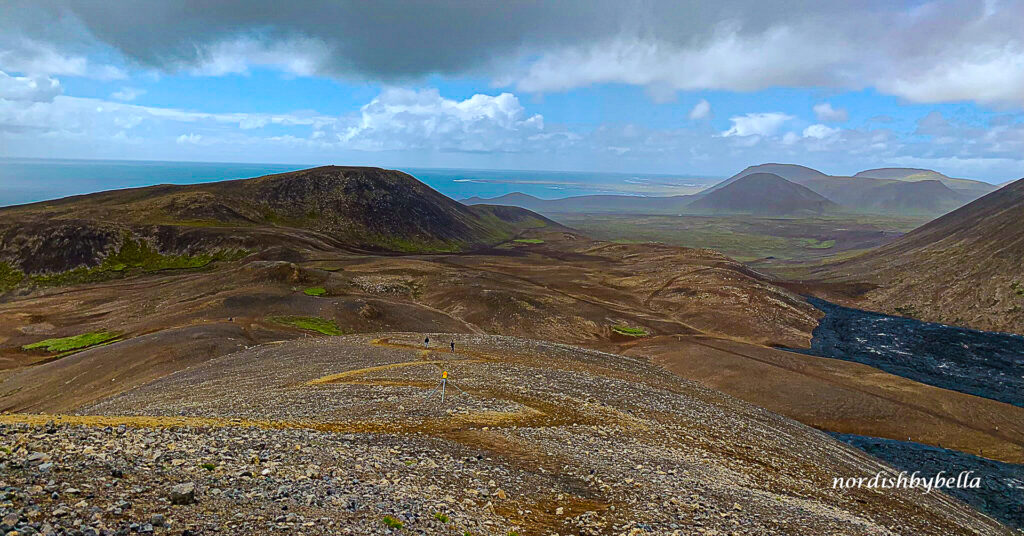 Serpentinenartiger, steiniger Wanderweg auf den Berg