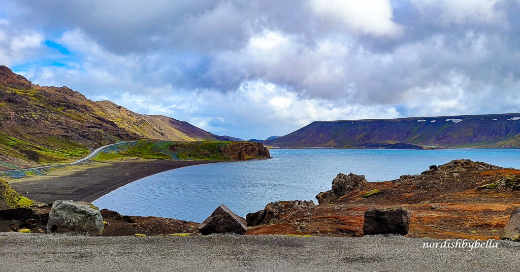 Der See Kleifarvatn umgeben von schroffer Lavalandschaft