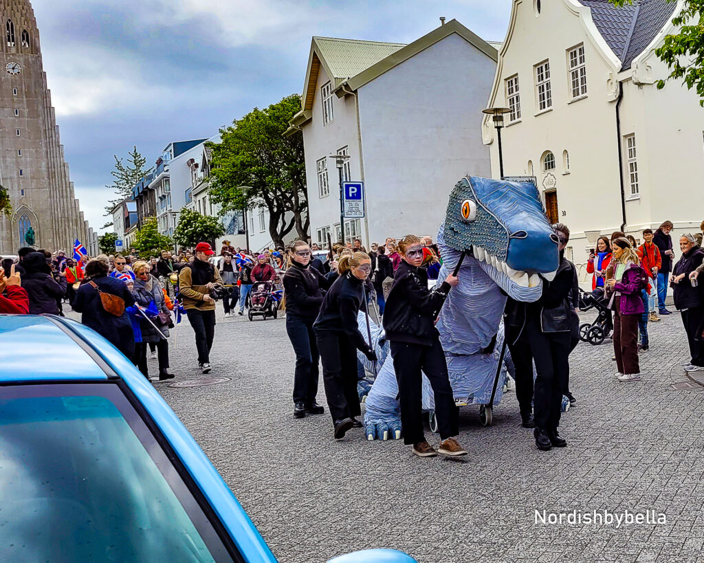 Drachenfigur bei der Parade an der Hallgrímskirkja