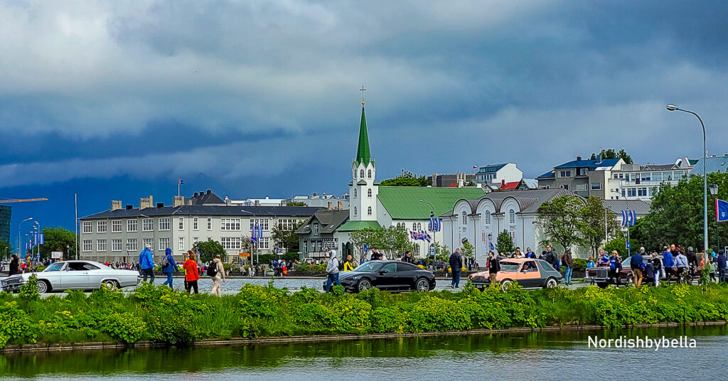 Oldtimerschau mit der Freikirche im Hintergrund