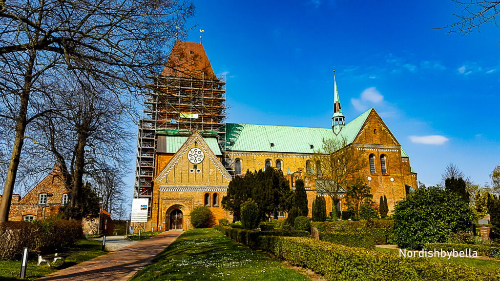 Dom von Ratzeburg - Der Dom hat ein grünes Dach und besteht aus roten Ziegelsteinen. Der Domturm ist von einem Geländer umgeben, da dieser restauriert wird.