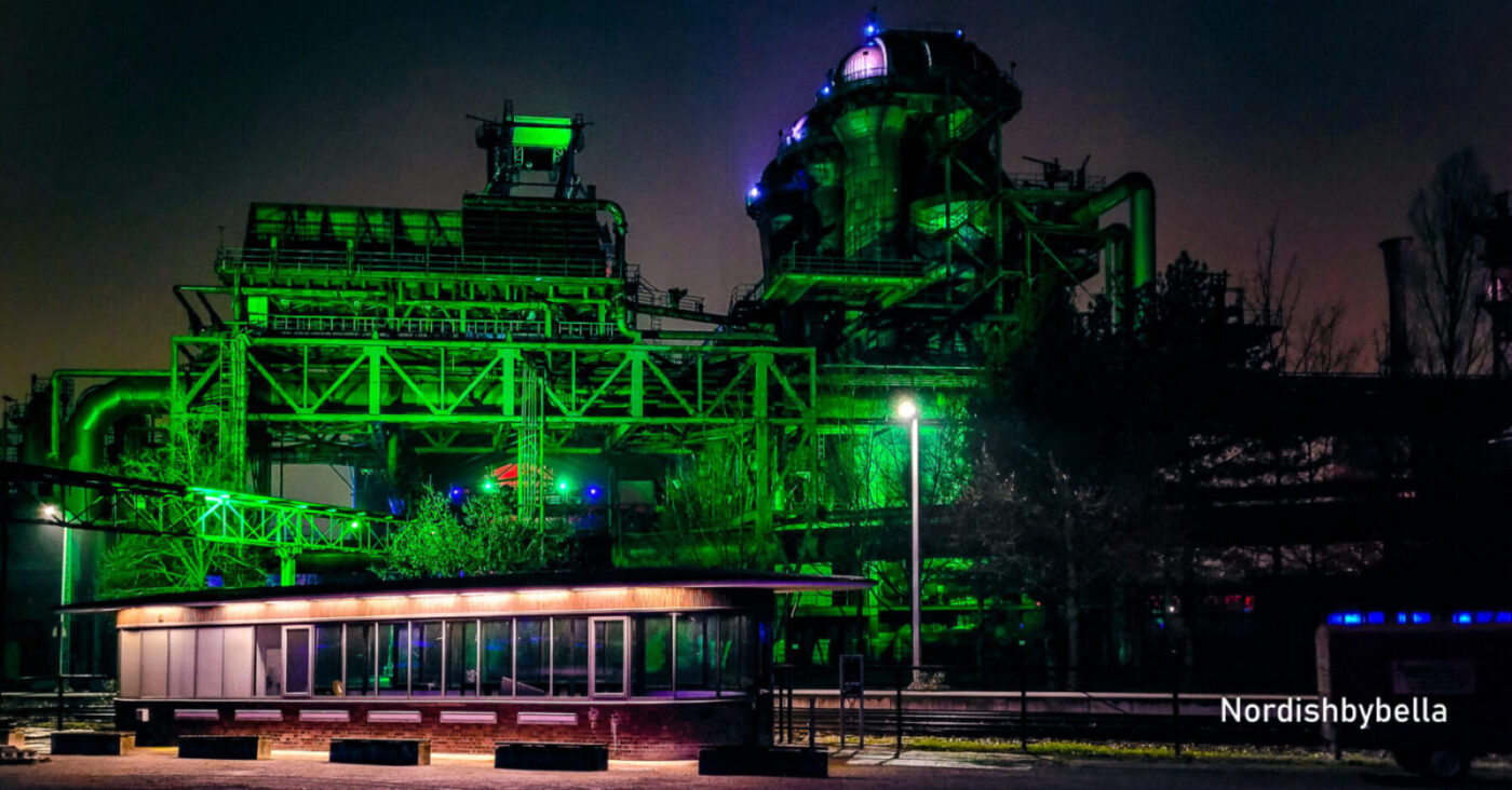 Nachtaufnahme der Gießhalle und Hochofen 5 im Landschaftspark Duisburg